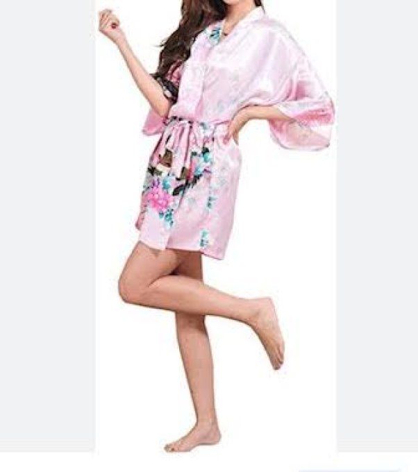 Le peignoir kimono pour femme est une pièce de lingerie emblématique